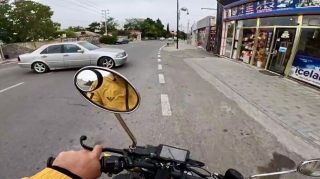 Qayda pozan “Mercedes”lə toqquşmamaq üçün sürücü görün nə etdi    - VİDEO