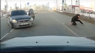 Qayda pozan sürücü qəzaya düşən maşında asfalta düşdü - Film kimi qəza - VİDEO 