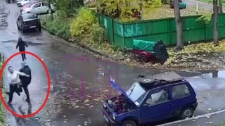 Qoca kişi uşağın telefonunu alıb qaçan şəxsi belə cəzalandırdı  - VİDEO