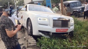 Yeni aldığı “Rolls-Royce”u divara çırpdı - FOTO