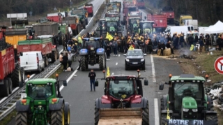 Французские фермеры начали останавливать грузовики с иностранными номерами