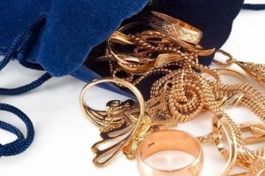 Evdən 20 min manatlıq qızıl oğurlanıb