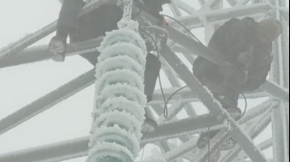 Şuşada buz bağlayan yüksəkgərginlikli elektrik xətti təmizləndi  - FOTO