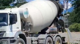 Abşeronda betonqarışdıran avtomobil dayanacağa aşıb, ölən var 