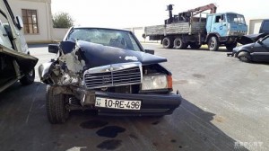 Avtomobil dirəyə çırpıldı: gənclər yaralandı - VİDEO