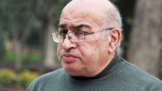 Bakıda məşhur professora qəribə başdaşı qoyuldu - FOTO 