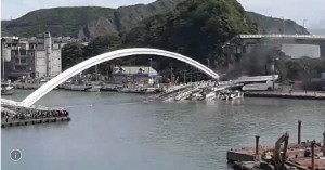 Körpünün uçması nəticəsində itkin düşmüş 5 balıqçının meyiti tapılıb - VİDEO