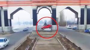 Toyu çəkən dron dəhşətli qəzanı qeydə aldı: maşın beton dirəklərə çırpıldı - VİDEO