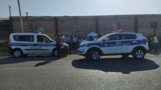 Bakıda lüks avtomobil divara çırpıldı  - FOTO