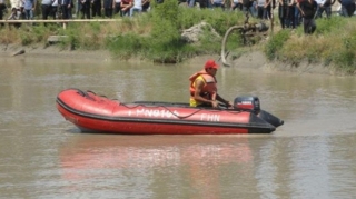 Kür çayında 16 yaşlı gənc batıb