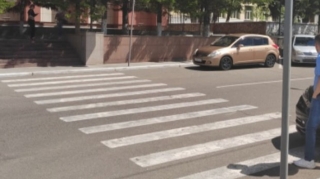 Moskvada minik avtomobili piyada zolağında üç nəfərə çırpıldı - VİDEO 