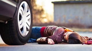 Yasamalda gənc qızı evinin yanında avtomobil vurub 