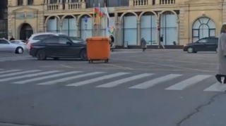 Zibil yeşiyi şəhər küçələrində hərəkət edir; qurumlardan reaksiya yoxdur - VİDEO 