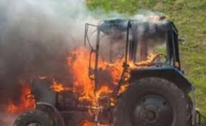 Traktor qoşqusu ot bağlaması ilə birlikdə yandı - Şabranda