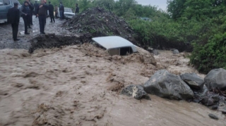 Şəkidə sel kəndlə şəhərin əlaqəsini kəsib, avtomobili aparıb  - FOTO