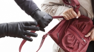 Bakıda qadına qarşı QULDURLUQ:  4800 manatını aldılar