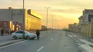 Sumqayıtda qəribə qəza: “Daewoo” ayırıcı betona çıxdı   - VİDEO
