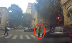 Bakıda "parkovşik"lər sürücüləri belə aldadır; inanmayın: cərimə olunacaqsınız - VİDEO