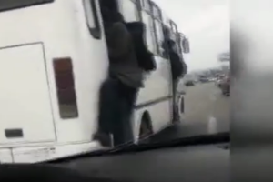 Bakıda avtobus sürücüsü sərnişinlərin həyatını belə təhlükəyə atır - VİDEO