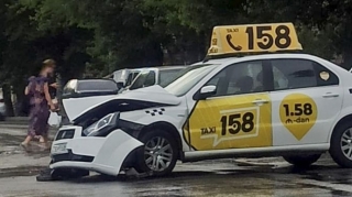 Bakıda taksi marşrut avtobusu ilə toqquşub – FOTO 