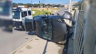 Məktəbin hasarına çırpılan “Prius” böyrü üstə aşdı   - VİDEO