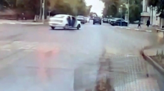 Taksidən yola yıxılan müştərinin üstündən maşın keçib öldürdü - VİDEO