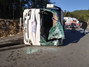 Türkiyədə tur avtobusu minik maşınına çırpıldı: 26 nəfər xəsarət aldı - FOTO