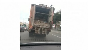 "Zibil maşını" şəhər küçələrində təhlükə yaradır - VİDEO