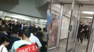 “Əhmədli” metrosunda sərnişinlər polislə DALAŞDI:  Saxlanılanlar var - VİDEO  