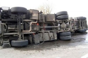 Bakıda yük maşını aşdı: xəsarət alanlar var