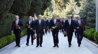 RİNN-nin kollektivi Ulu Öndər Heydər Əliyevin məzarını ziyarət edib - FOTO 