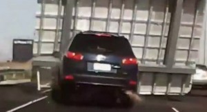 Avtomobilin üzərinə nəhəng istiqamət göstərici lövhə aşdı - VİDEO