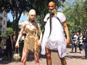 Dünyada ilk dəfə: insan dərisi kimi qadın çəkmələri - FOTO