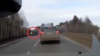 Yük maşınının təkəri partladı, iki sürücü qəzaya düşdü - VİDEO