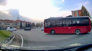 Növbəsini gözləmədən dairəyə girən avtobus sürücüsü - 77-JZ-812   - VİDEO