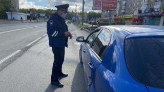 50 il sürücülük vəsiqəsi olmadan maşın sürdü 