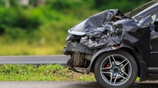 Bir milyonun izini itirmək üçün qəza törətdi, oğurlandığını dedi 