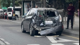 Paytaxtda qəza:  Yük maşını “Prius”a çırpıldı  - VİDEO - FOTO