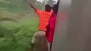 Hindistanda gənc oğlan əylənərkən qatardan belə yıxıldı  - VİDEO