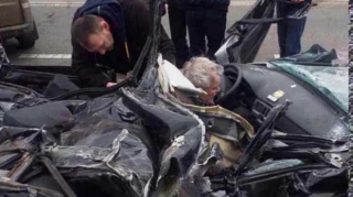 Rus tankı maşının üzərindən keçdi, sürücü sağ qaldı - VİDEO