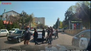 Maşın yolunu parka çevirən piyadalar: Bu küçələrə nəzarət lazımdır  - VİDEO