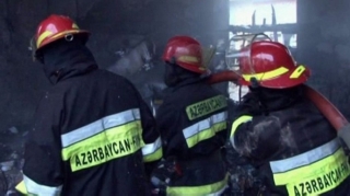 Bakıda köşk, Ucarda ikimərtəbəli bina yanıb 