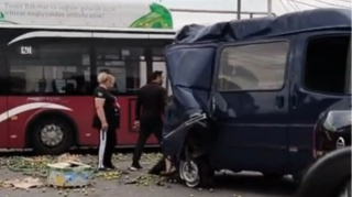 Грузовик столкнулся с автобусом BakuBus: фрукты рассыпались на дорогу - ВИДЕО