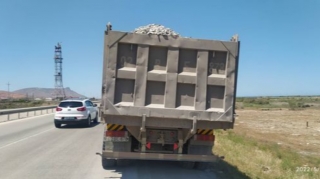 Yükdaşıma qaydalarını pozan sürücü qəza şəraiti yaratdı  - FOTO