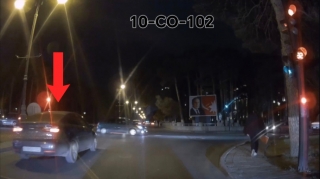 Qırmızı işığı yaşıl kimi görən sürücü qaydaları pozdu - 10-CO-102 - VİDEO