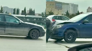 Prospektdə sürət həddini aşan “Opel” “Mercedes”lə toqquşdu    - VİDEO