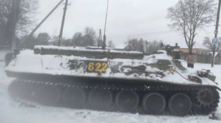 Xarkovda rusiyalı hərbçilər öz texnikalarını atıb qaçırlar - FOTO 