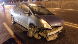 "Prius" "Chevrolet"ə çırpıldı:  piyada maşının altında qalıb öldü