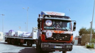 “Rəfah” keçidindən bir gündə Qəzzaya rekord sayda yardım maşını daxil olub 