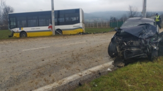 Avtobusla maşın toqquşdu, 1 ölü, 8 yaralı 